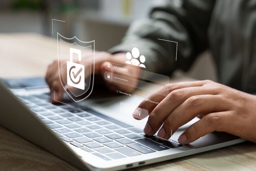 Foto: Mann tippt auf Laptop